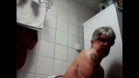 Snapshot of baggelina75 chatting on February 17, 4:31 am baggelina75 online show from February 17, 4:31 am