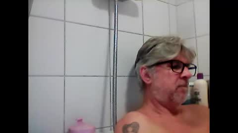 Snapshot of baggelina75 chatting on March 3, 5:50 pm baggelina75 online show from March 3, 5:50 pm