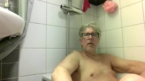 Snapshot of baggelina75 chatting on May 4, 5:31 pm baggelina75 online show from May 4, 5:31 pm