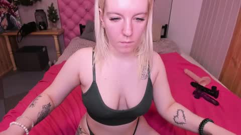 Snapshot of baiambel_mi chatting on February 6, 11:21 am holly online show from February 6, 11:21 am