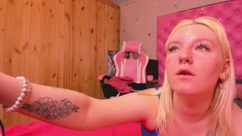 Snapshot of baiambel_mi chatting on March 7, 10:21 pm holly online show from March 7, 10:21 pm