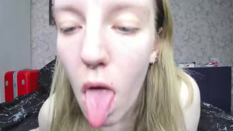 Snapshot of baiambel_mi chatting on October 14, 3:46 pm holly online show from October 14, 3:46 pm