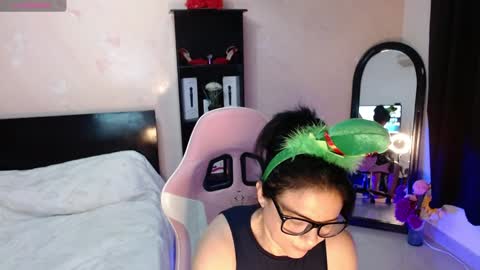 Snapshot of bailarina_atrevida chatting on December 7, 11:34 pm sandra online show from December 7, 11:34 pm