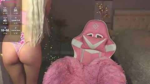 Snapshot of barbiee_b chatting on December 3, 4:20 am Stacy online show from December 3, 4:20 am