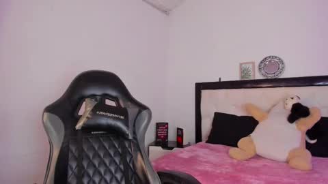 Snapshot of barbieteeen chatting on November 23, 5:57 pm Barbie... online show from November 23, 5:57 pm