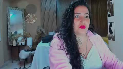 Snapshot of bbwluxurymuse chatting on June 10, 12:04 pm bbwluxurymuse online show from June 10, 12:04 pm