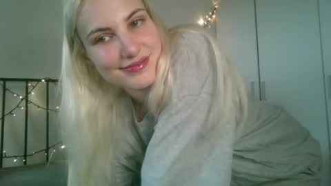 Snapshot of bea_trix77 chatting on January 13, 12:56 pm Yours sweet Bea 3 online show from January 13, 12:56 pm