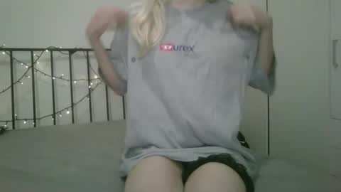 Snapshot of bea_trix77 chatting on January 17, 10:55 am Yours sweet Bea 3 online show from January 17, 10:55 am