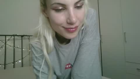 Snapshot of bea_trix77 chatting on February 4, 6:49 pm Yours sweet Bea 3 online show from February 4, 6:49 pm