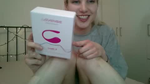 Snapshot of bea_trix77 chatting on February 19, 10:45 am Yours sweet Bea 3 online show from February 19, 10:45 am