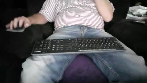 Snapshot of beachguy38 chatting on November 9, 6:28 pm beachguy38 online show from November 9, 6:28 pm