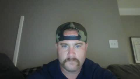 Snapshot of bearded4urpleasure chatting on June 17, 1:30 am bearded4urpleasure online show from June 17, 1:30 am