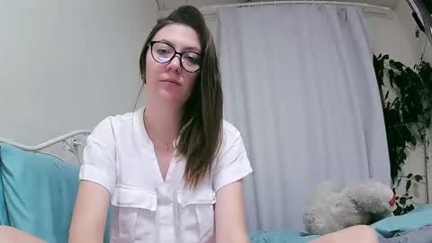 BeatriceTender online show from December 8, 9:30 pm