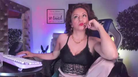 Snapshot of beatricez chatting on November 9, 5:50 am Chanel online show from November 9, 5:50 am