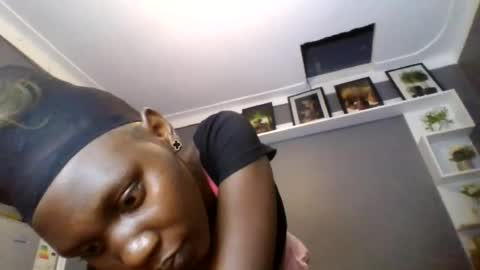 Snapshot of beautie699392 chatting on July 5, 6:26 pm Lil stunner online show from July 5, 6:26 pm