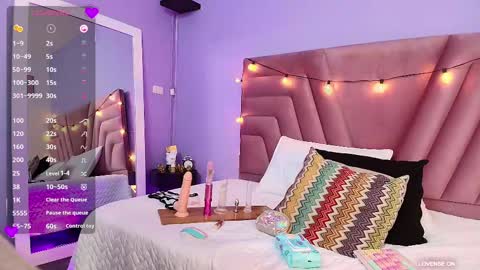 Snapshot of beautifulskinny18 chatting on March 10, 10:34 pm Shalom online show from March 10, 10:34 pm