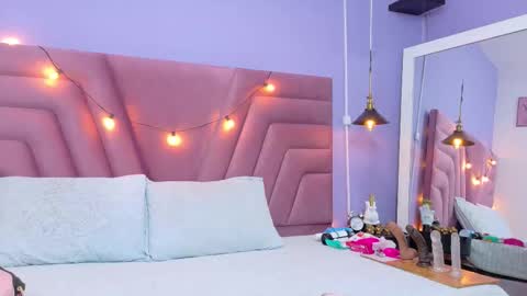 Snapshot of beautifulskinny18 chatting on December 4, 8:28 pm Shalom online show from December 4, 8:28 pm