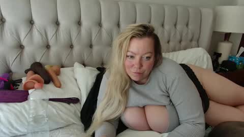 Snapshot of beauty4agent chatting on February 12, 3:27 pm beauty4agent online show from February 12, 3:27 pm