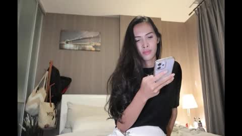 bee_thai online show from April 19, 2:27 pm