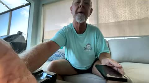 beezkneez63 online show from July 12, 9:50 pm