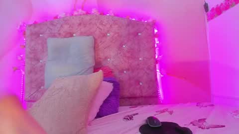 Snapshot of bella__sweets chatting on December 4, 11:02 pm Melanie online show from December 4, 11:02 pm