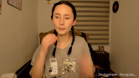 Snapshot of bella__w chatting on December 3, 4:03 am Zia online show from December 3, 4:03 am