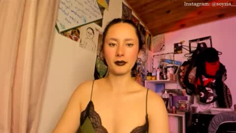Snapshot of bella__w chatting on March 29, 2:44 am Zia online show from March 29, 2:44 am