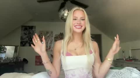 Snapshot of bella_christian chatting on June 5, 8:03 pm Bella Baby online show from June 5, 8:03 pm