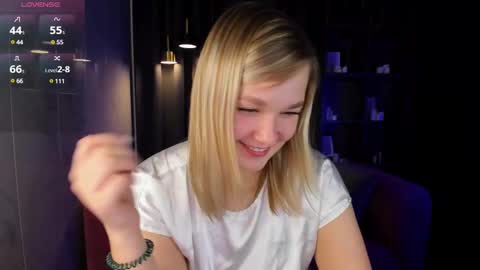 Snapshot of bella_cosmos chatting on December 22, 5:12 am Bella online show from December 22, 5:12 am