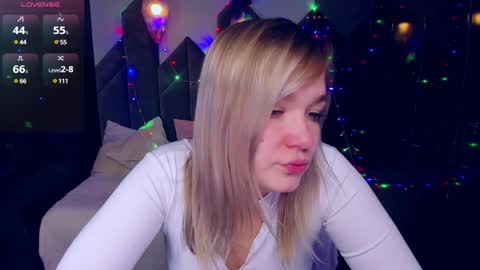 Snapshot of bella_cosmos chatting on January 15, 5:29 am Bella online show from January 15, 5:29 am
