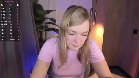 Snapshot of bella_cosmos chatting on September 23, 10:18 am Bella online show from September 23, 10:18 am