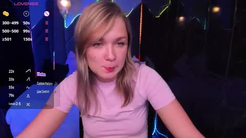 Snapshot of bella_cosmos chatting on October 17, 5:37 pm Bella online show from October 17, 5:37 pm