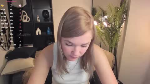 Snapshot of bella_cosmos chatting on October 24, 6:10 am Bella online show from October 24, 6:10 am