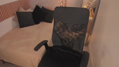 Dessi  online show from January 10, 12:15 pm