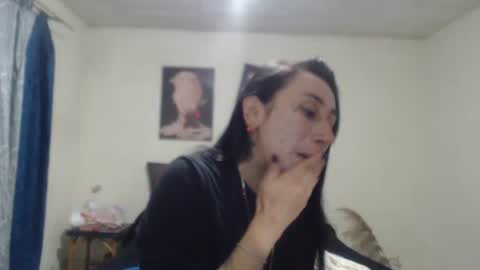 Snapshot of bella_luna34 chatting on April 18, 4:27 am bella_luna34 online show from April 18, 4:27 am