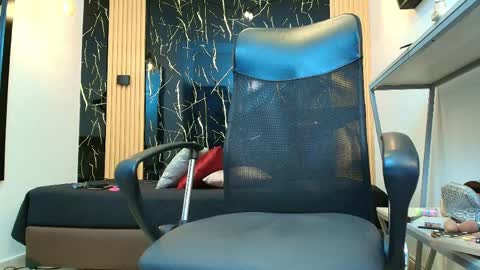     online show from April 5, 7:55 pm