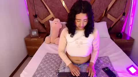 Snapshot of bella_swwan_ chatting on May 24, 2:44 pm Bella Swwan online show from May 24, 2:44 pm