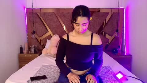 Snapshot of bella_swwan_ chatting on June 1, 8:43 pm Bella Swwan online show from June 1, 8:43 pm