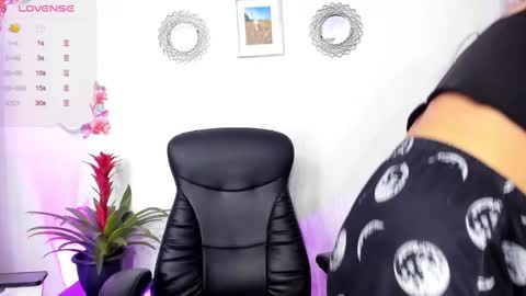 Snapshot of bella_thorne3 chatting on February 25, 4:46 am Bella online show from February 25, 4:46 am