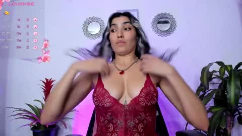 Snapshot of bella_thorne3 chatting on March 2, 3:56 am Bella online show from March 2, 3:56 am