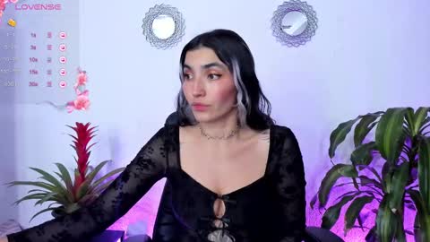 Snapshot of bella_thorne3 chatting on March 8, 2:01 am Bella online show from March 8, 2:01 am