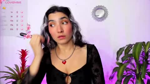 Snapshot of bella_thorne3 chatting on March 12, 2:09 am Bella online show from March 12, 2:09 am