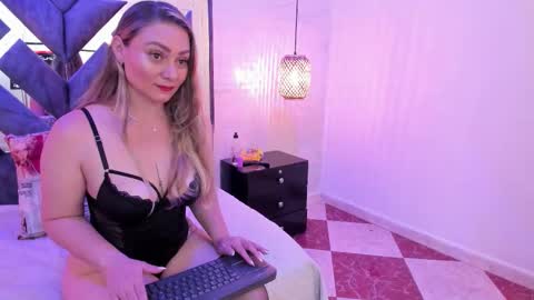 Snapshot of bella_volup chatting on March 14, 3:39 pm bella_volup online show from March 14, 3:39 pm