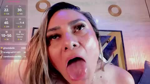 Snapshot of bella_volup chatting on May 10, 2:00 pm bella_volup online show from May 10, 2:00 pm