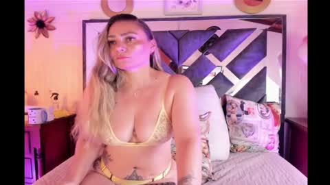 Snapshot of bella_volup chatting on July 13, 11:46 am bella_volup online show from July 13, 11:46 am