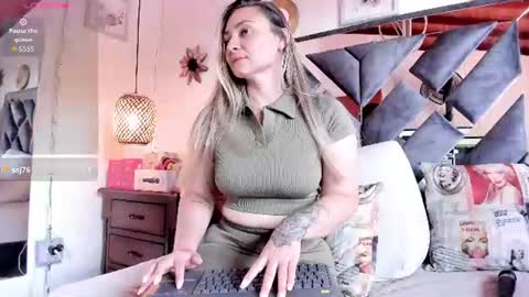 Snapshot of bella_volup chatting on July 27, 4:36 pm bella_volup online show from July 27, 4:36 pm