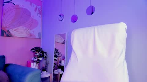 Snapshot of bella_walker_ chatting on September 17, 8:54 pm BELLA online show from September 17, 8:54 pm