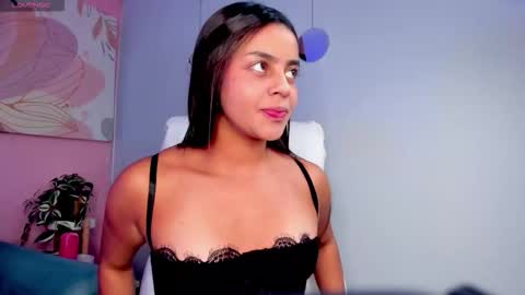 Snapshot of bella_walker_ chatting on October 4, 7:56 pm BELLA online show from October 4, 7:56 pm