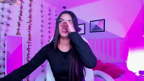 Snapshot of bella_walker_ chatting on December 3, 8:07 pm BELLA online show from December 3, 8:07 pm