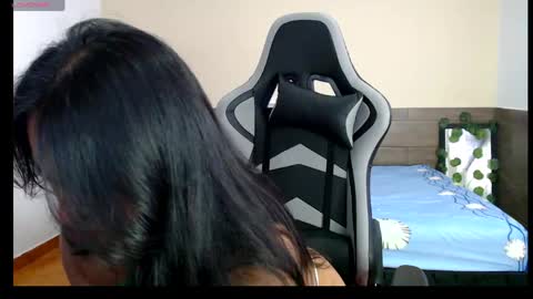 bella_warzon online show from April 20, 9:49 pm